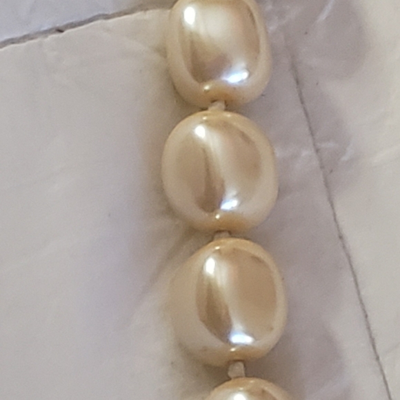 Givenchy Vintage Pearl Clasp Chunky Faux Baroque Pearl Bracelet - Picture 3 of 4